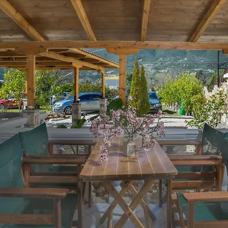 Orange Gasthof Vasiliki